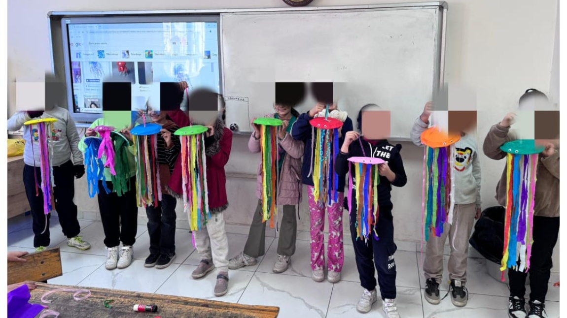 Maviye Sen De Renk Ol- Be The Color To The Blue (eTwinning) Deniz anası yapımı (Jellyfish making)